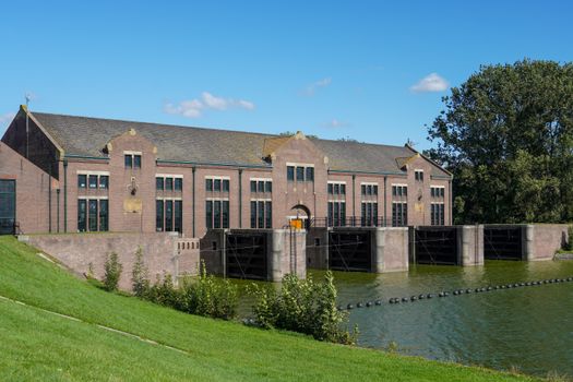 Bezoekers lopen in de avond richting het Beatrix Theater in Utrecht voor een voorstelling, als uitgaanstip voor mensen uit Friesland.