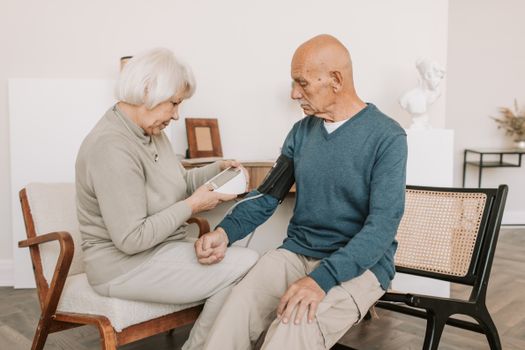 Bloeddruk tabel leeftijd: zo lees je jouw waarden en weet je wanneer je de huisarts moet bellen