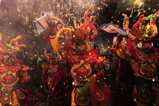 Publiek in oranje tijdens een Koningsdagfestival in Friesland met podium en terrassen