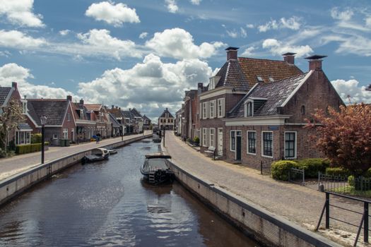 Bezoekers genieten van een zomers reggae festival in Nederland met relaxte sfeer en festivalmode