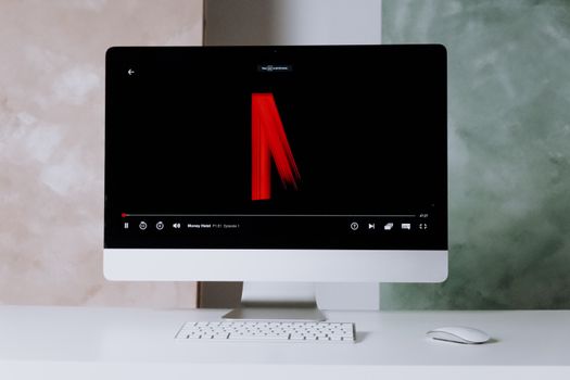 Netflix-scherm met Squid Game seizoen 3 en klok die 09.00 uur Nederlandse tijd aangeeft