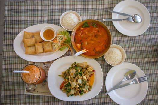 Thaise curry en noedelgerechten op tafel in een restaurant in Friesland