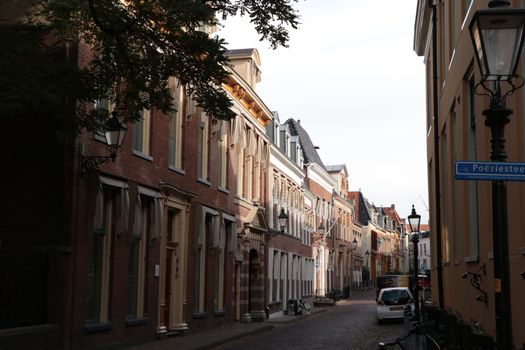 Politie en hulpdiensten in Friesland tijdens een gecoördineerde zoekactie naar een vermist kind