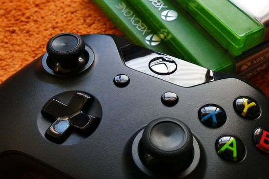 Friese gamers spelen Xbox in de woonkamer terwijl nieuwe games en regionaal entertainment worden besproken