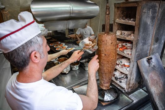 Broodje en kapsalon döner op tafel in Leeuwarden, passend bij beste doner friesland