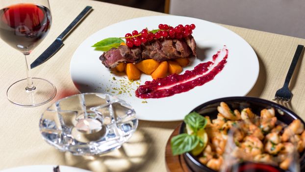 Terras aan het water in Harlingen als tip voor beste restaurant Friesland