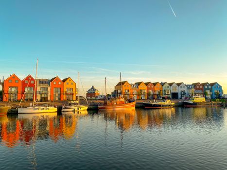 Fries stel vergelijkt last minute all inclusive vakantie op laptop met een spontaan uitje in Friesland