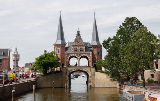 Avondbeeld van het centrum van Sneek met bezoekers die een filmavond combineren met eten en wandelen
