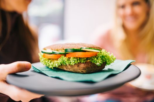 Vegetarisch restaurant Friesland: 7 plekken waar je echt wilt aanschuiven