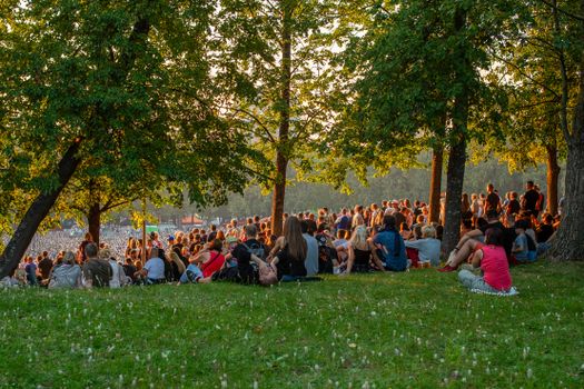 Mensen kijken thuis naar het Songfestival op tv terwijl op een smartphone nieuws en discussies over een boycot zichtbaar zijn