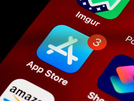 iPhone met ios update-scherm op een tafel in Leeuwarden, klaar voor installatie