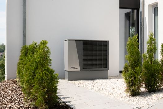 Fries huishouden dat een woning verduurzaamt met isolatie, inductiekoken en infraroodpanelen zonder warmtepomp
