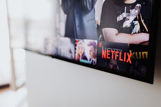 Overzicht van de beste Netflix-series van 2026 op een tv in een gezellige Friese woonkamer