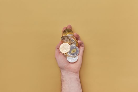 Koersgrafiek van Fetch.ai op een smartphone met financiële cijfers en een subtiele verwijzing naar Friesland