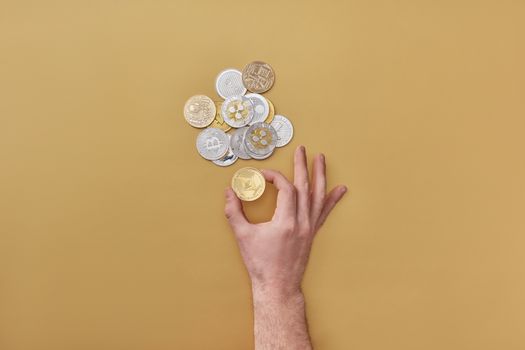 Man in Friesland bekijkt koersgrafieken van crypto en belastingpapieren voor 2026