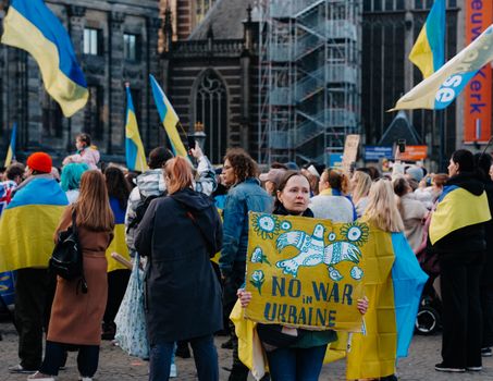 Oekraïne nieuws op scherm met kaart van Europa en focus op Friesland en Noord-Nederland