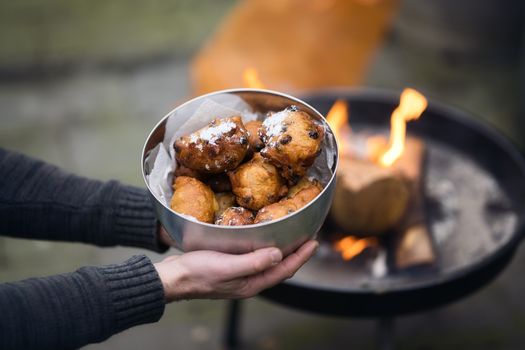 Oliebollen die opnieuw worden opgewarmd in een airfryer op een Friese keukentafel