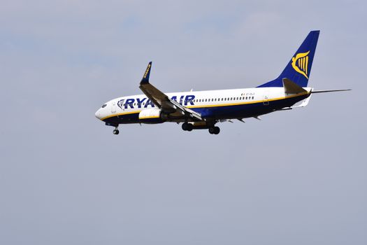Vertrekkend passagiersvliegtuig van Ryanair op een luchthaven, relevant voor reizigers uit Friesland die prijzen en routes vergelijken