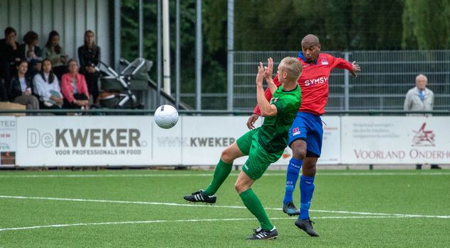 Friese supporters kijken het wereldkampioenschap voetbal op groot scherm in een sportcafé